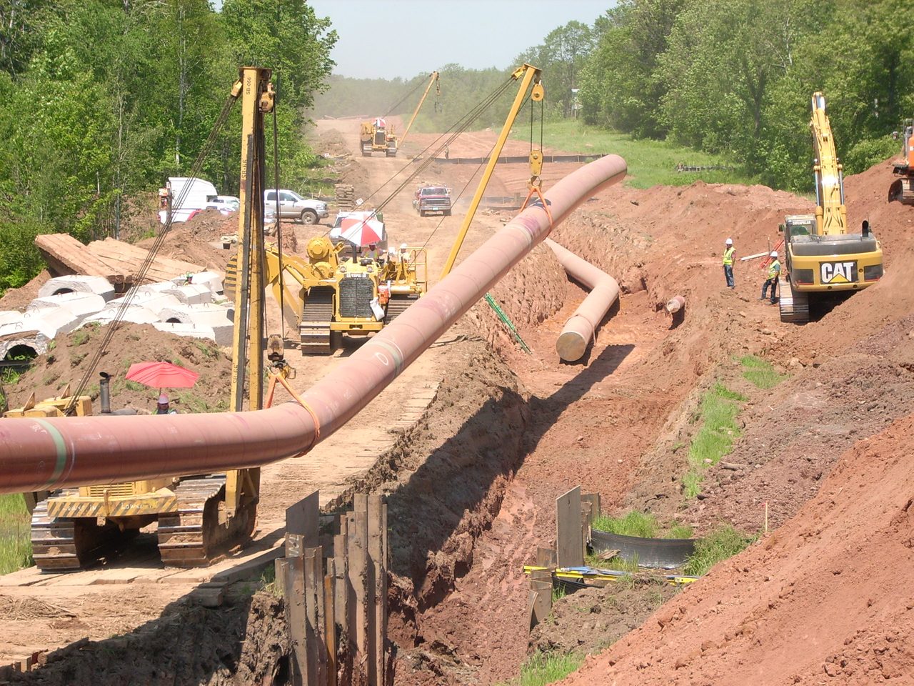 Pipeline lowering-in with sidebooms